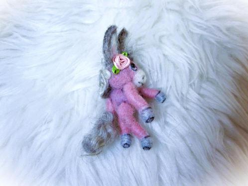 Miniatuur ezel van roze viltwol - 8 cm - blythe, Verzamelen, Poppen, Nieuw, Accessoires, Verzenden