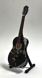 Taylor Swift zittend zwarte miniatuur gitaar van hout deco, Info@deconoord.nl, Deco Noord, Nieuw, Ophalen of Verzenden