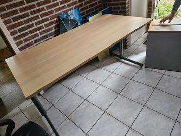 Mooi bureau beschikbaar voor biedingen