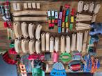 Houten treinset met Brio treinremise, station en wasstraat, Kinderen en Baby's, Speelgoed | Houten speelgoed, Ophalen, Gebruikt