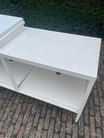 Gratis metalen kast zonder deuren beschikbaar voor biedingen