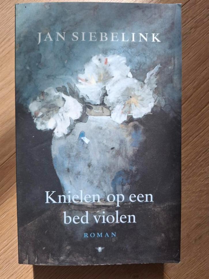 Jan Siebelink - Knielen op een bed violen, Boeken, Literatuur, Gelezen, Nederland, Verzenden