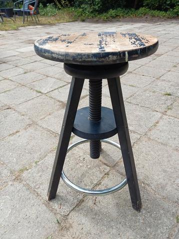 Brocante houten kruk verstelbaar in hoogte beschikbaar voor biedingen