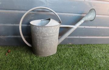 Brocante Grote Zinken Gieter beschikbaar voor biedingen