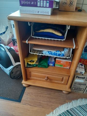 Te Koop: Stereo meubel beschikbaar voor biedingen
