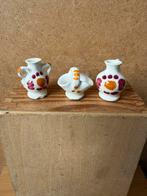 2x vaas ca 2.5cm en mandje - keramiek, Ophalen of Verzenden, Zo goed als nieuw, Poppenhuis