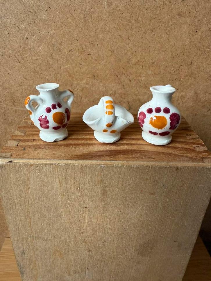 2x vaas ca 2.5cm en mandje - keramiek, Verzamelen, Poppenhuizen en Toebehoren, Zo goed als nieuw, Poppenhuis, Ophalen of Verzenden