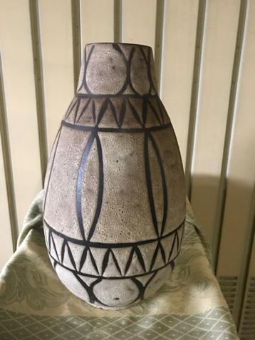 Fat Lava vaas   545-40 beschikbaar voor biedingen