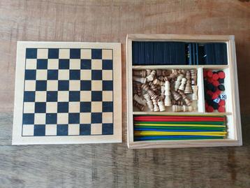 Houten spelletjesdoos  beschikbaar voor biedingen