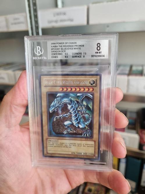 Blue-Eyes White Dragon - PCK-E001 (2004 Promo) - BGS 8 NM-MT, Hobby en Vrije tijd, Verzamelkaartspellen | Yu-gi-Oh!, Zo goed als nieuw