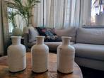 Set van 3 handgemaakte witte aardewerk vaasjes – 21 cm hoog, Wit, Aardewerk of Porselein, Ophalen of Verzenden, Zo goed als nieuw