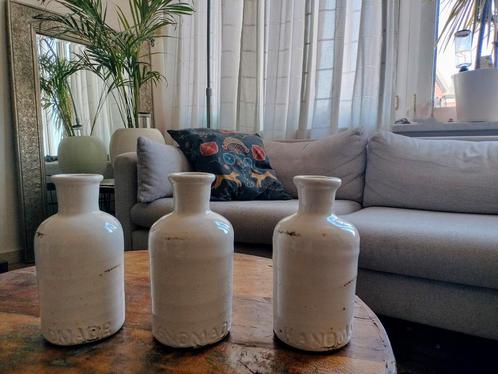 Set van 3 handgemaakte witte aardewerk vaasjes – 21 cm hoog, Huis en Inrichting, Woonaccessoires | Vazen, Zo goed als nieuw, Wit