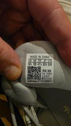 adidas Ozelia - Grey/Crystal White - Maat 47 1/3 (Nieuw), Ophalen of Verzenden, Nieuw, Schoenen