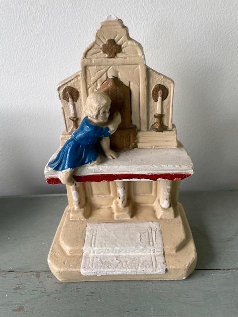 Antiek religieus beeld. Meisje knielend bij monument / graf., Antiek en Kunst, Antiek | Keramiek en Aardewerk, Ophalen