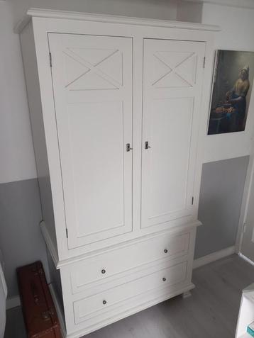 Degelijke massief houten kast beschikbaar voor biedingen
