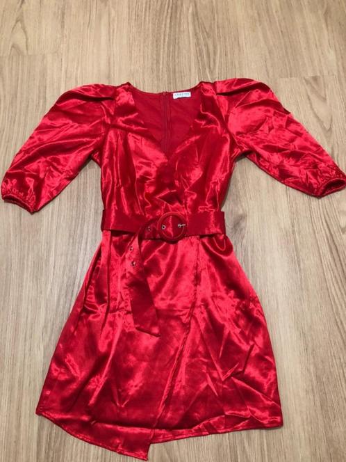 Loavies satijnen jurk in rood - maat XS, Kleding | Dames, Jurken, Zo goed als nieuw, Maat 34 (XS) of kleiner, Rood, Boven de knie