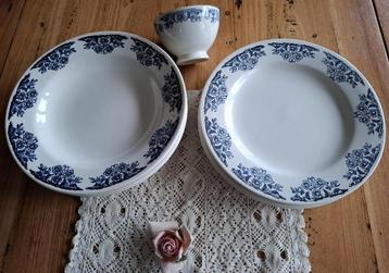 4 Vintage diner borden en 4 soepborden met blauw motief beschikbaar voor biedingen