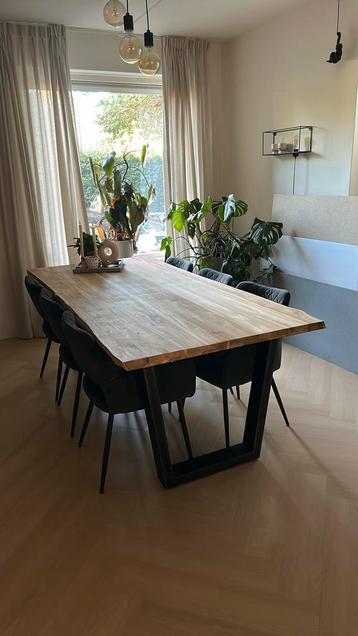 Zeer mooie eettafel beschikbaar voor biedingen