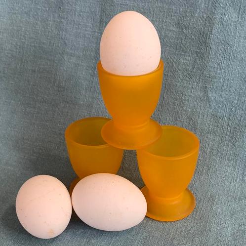 3 leuke vintage eierdoppen van geel mat glas ‘70, Huis en Inrichting, Keuken | Servies, Overige stijlen, Glas, Ophalen of Verzenden