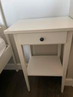 Wit nachtkastje met lade Ikea, Huis en Inrichting, Slaapkamer | Nachtkastjes, Ophalen of Verzenden, Zo goed als nieuw, Hout, Minder dan 45 cm