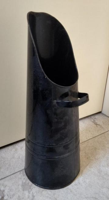 Vintage zwart metalen kolenkit beschikbaar voor biedingen