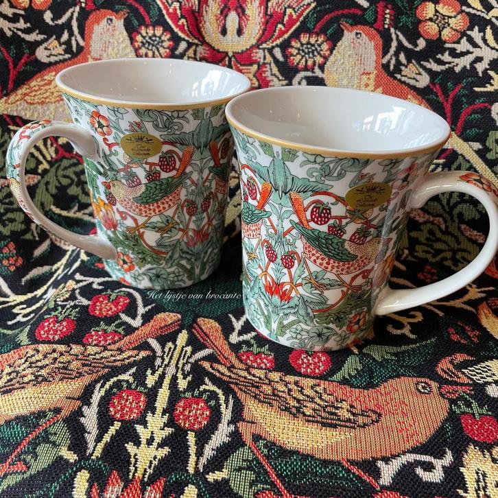 Engelse set bekers William Morris Strawberry Thief 2 stuks, Verzamelen, Porselein, Kristal en Bestek, Nieuw, Kop en/of schotel