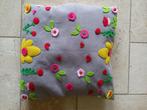 Vierkant kussen met bloemen en Love met balletjes rand, Ophalen of Verzenden, Nieuw, Overige kleuren, Vierkant