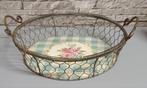 Brocant rond dienblad of mand met metalen  rand en handvaten, Ophalen of Verzenden, Rond, Overige materialen
