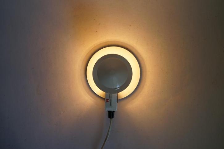 vintage wandlampje danalux wit metaal schijf mid century., Huis en Inrichting, Lampen | Wandlampen, Gebruikt, Metaal, Ophalen of Verzenden