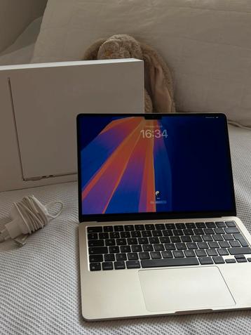 Apple MacBook Air M2 13-inch beschikbaar voor biedingen