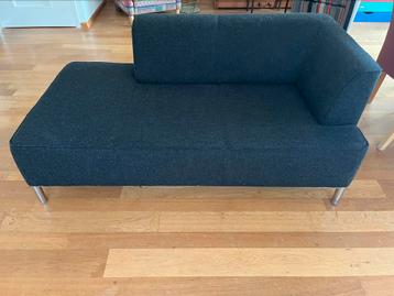 Chaise longue, zwarte bank.