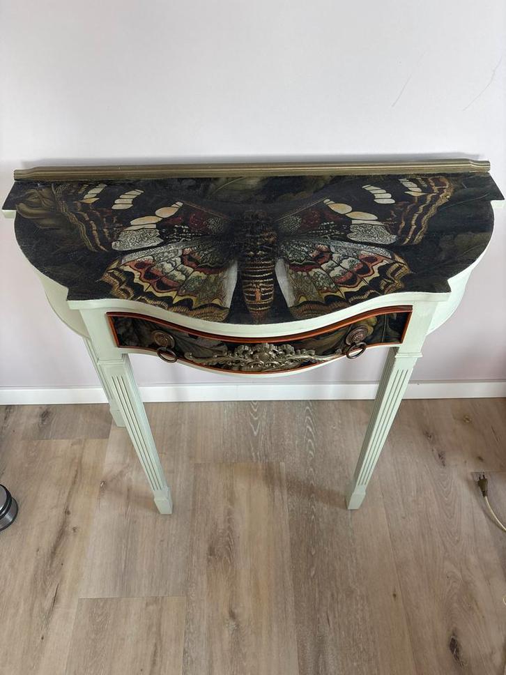 Unieke sidetable met Vlinder Design, Antiek en Kunst, Antiek | Meubels | Kasten, Ophalen