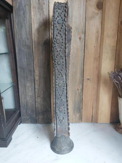 Prachtige oude koeienbel met zware gedecoreerde lederen band, Antiek en Kunst, Curiosa en Brocante, Verzenden