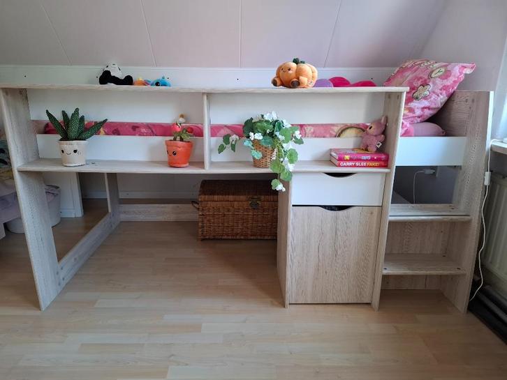 Ruimtebesparende en leuke halfhoogslaper met bureau!, Kinderen en Baby's, Kinderkamer | Stapelbedden en Hoogslapers, Zo goed als nieuw