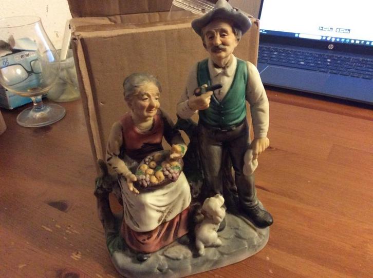 Capodimonte Italian porcelain beeldje oud koppel met hondje, Verzamelen, Beelden en Beeldjes, Mens, Ophalen of Verzenden