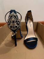 Open pumps met versierde hiel, Kleding | Dames, Schoenen, Blauw, Ophalen of Verzenden, Zo goed als nieuw, Schoenen met hoge hakken