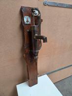 Decoratieve waterpomp, gemonteerd op houten plaat, Ophalen