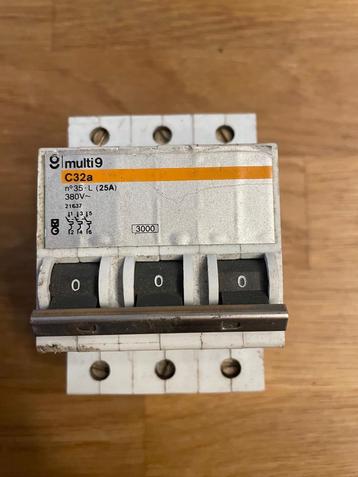Merlin Gerin Multi9 C32A 3-polig 25A installatie automaat beschikbaar voor biedingen