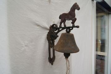 Paard met bel beschikbaar voor biedingen