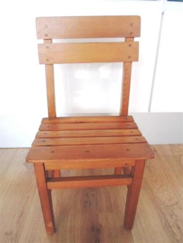 Oude houten kinderstoeltje / poppenstoeltje. 7 euro. beschikbaar voor biedingen