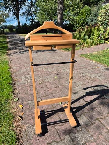 Houten 'dressboy', kledingstandaard beschikbaar voor biedingen