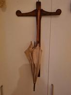 Oude kleerhanger met parapluutje, Ophalen