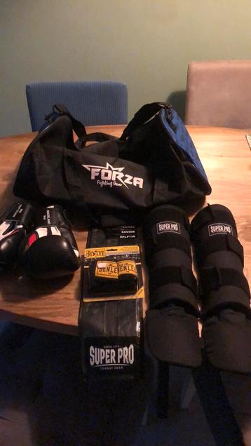 Complete set kickboksen inclusief tas beschikbaar voor biedingen