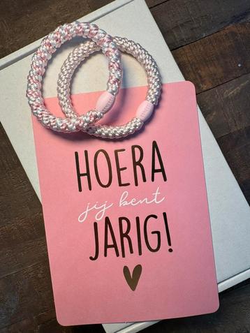Cadeautip kaart hoera met 2 orginele kknekki’s in doosje beschikbaar voor biedingen