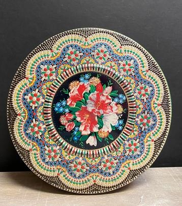 Vintage ronde reliëfblik met gekleurde kraaltjes beschikbaar voor biedingen