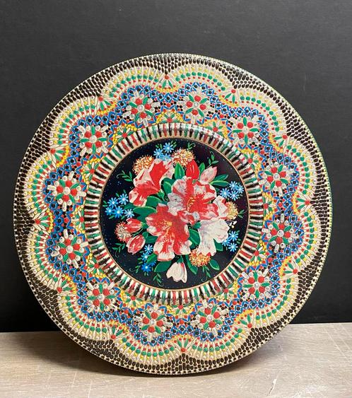 Vintage ronde reliëfblik met gekleurde kraaltjes, Verzamelen, Blikken, Gebruikt, Overige, Overige merken, Ophalen of Verzenden