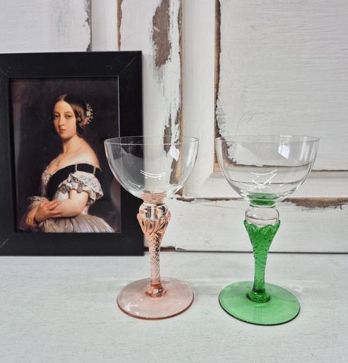 2  kristallen glazen op gekleurde voet, Antiek en Kunst, Antiek | Glas en Kristal, Ophalen of Verzenden