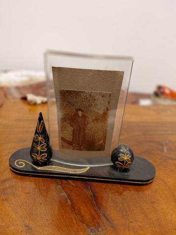 Art Deco gebloemde houten fotolijst met gebogen glasplaten. beschikbaar voor biedingen