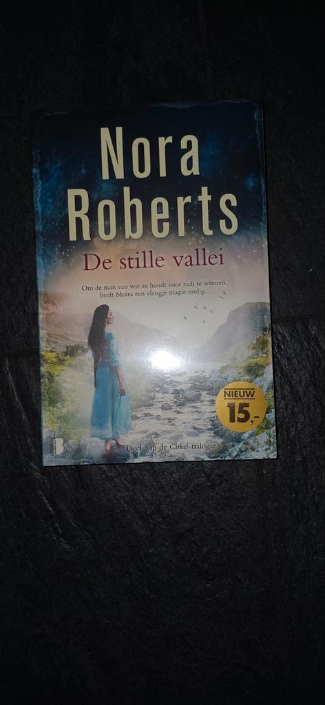 Nora Roberts - De stille vallei (Nieuw), Boeken, Romans, Nieuw, Nederland, Ophalen of Verzenden