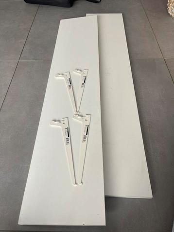 Planken en 4 haken 25 cm  beschikbaar voor biedingen